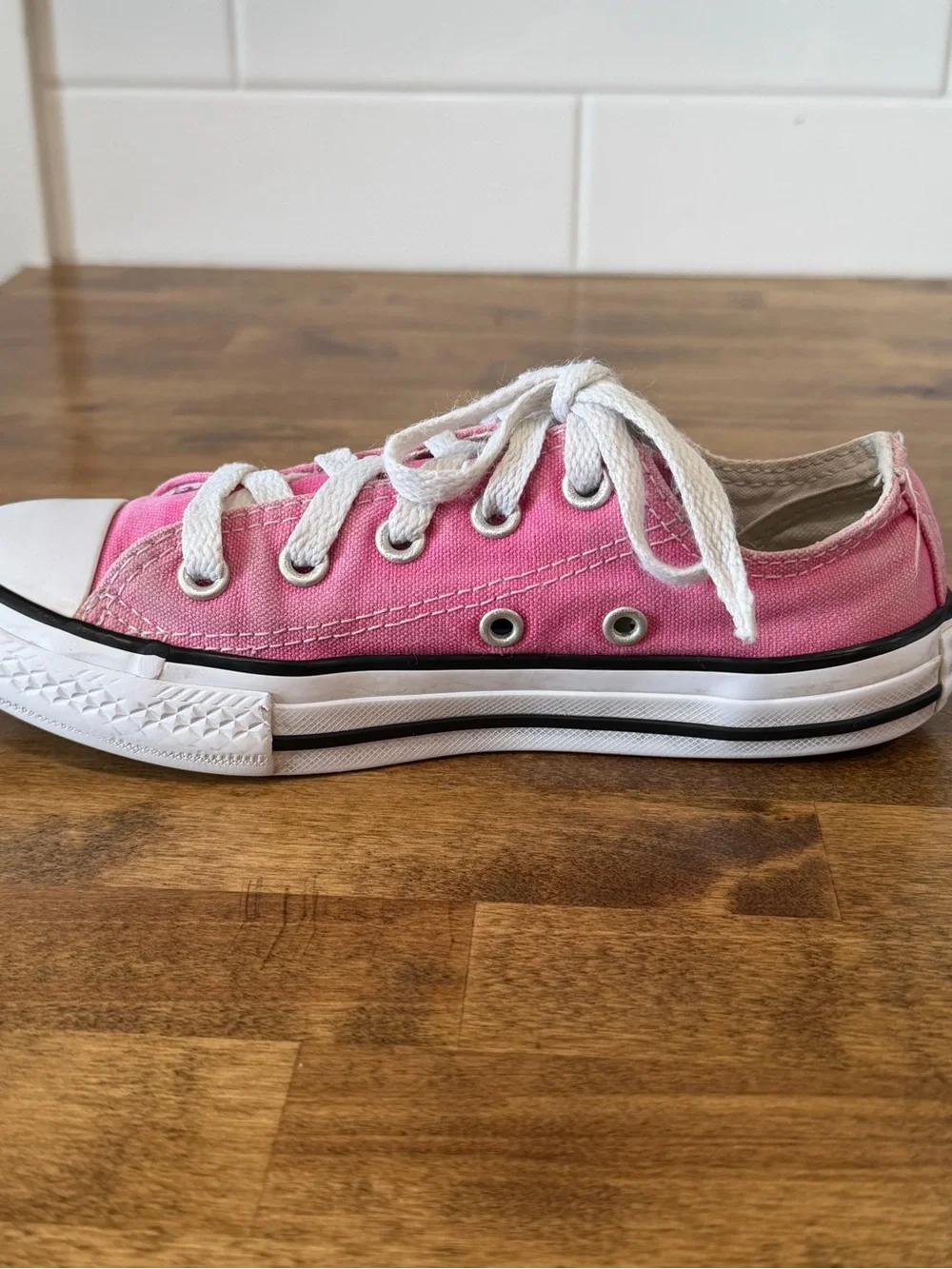 Converse Kids Low Top Sneakers - Pink and White- size 13 Youth- video in listing